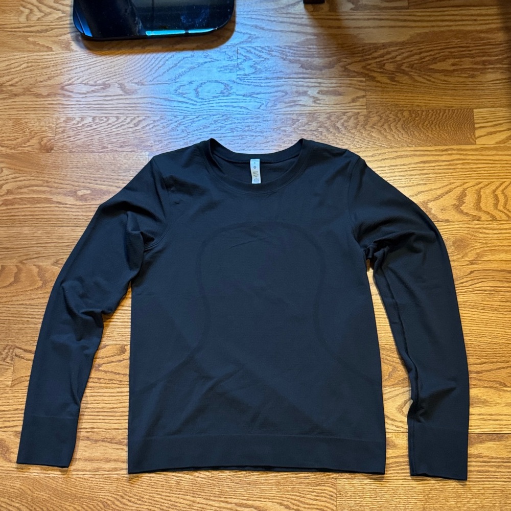 NWOT- Lululemon long sleeve top. Black. Size 6.